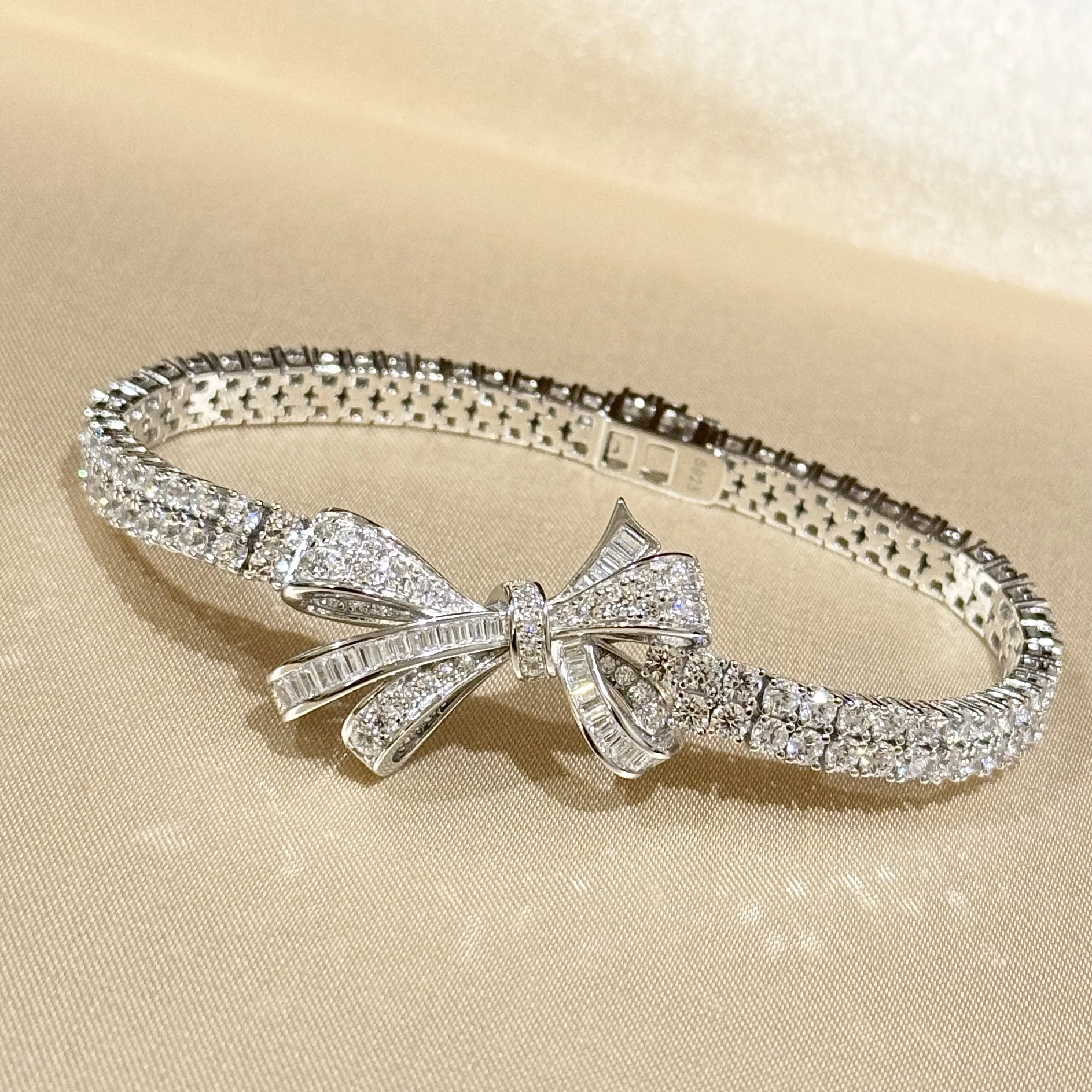 

Sweet style bow-shaped pure silver lady's bracelet