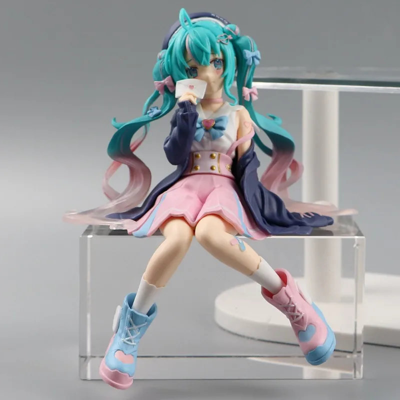 Anime Hatsune Miku figura Cartoon Sailor Suit Hatsune Miku posizione seduta modello carino Miku ornamenti raccogliere decorare regalo