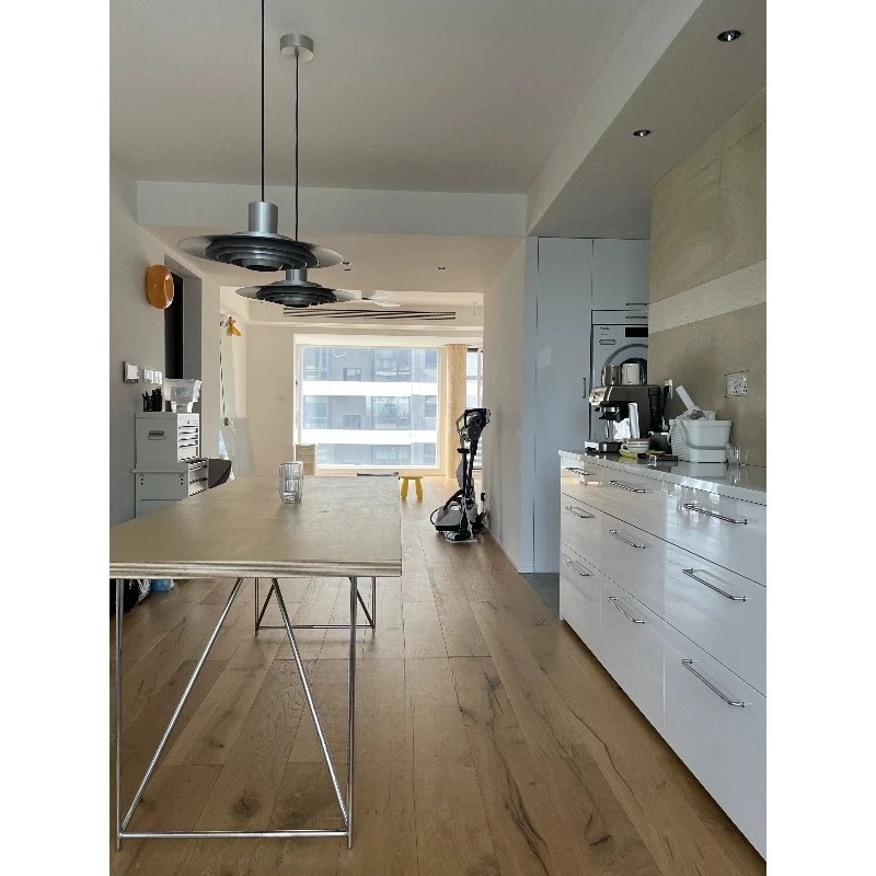 

Simple and strong supporting line legs, mirror stainless steel