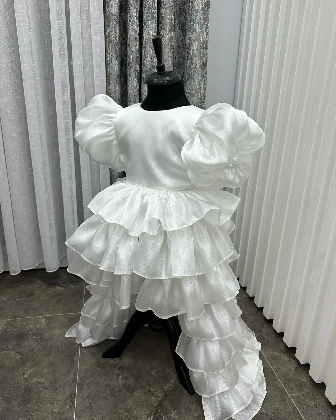 Vestido elegante de flores para niña, vestido blanco para fiesta de boda, manga corta, estratificación hinchada, primera comunión, regalo de cumpleaños para niños