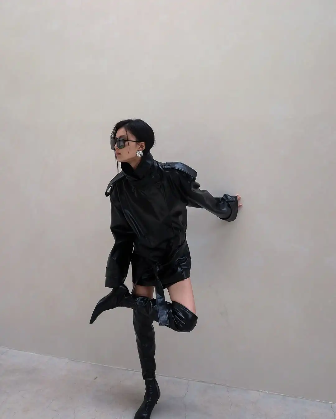 سترة جلدية سوداء أنيقة مزدوجة الصدر للنساء موضة الوقوف طوق كم كامل التلبيب معطف فضفاض الربيع سيدة ملابس خارجية يومية 2026 #4