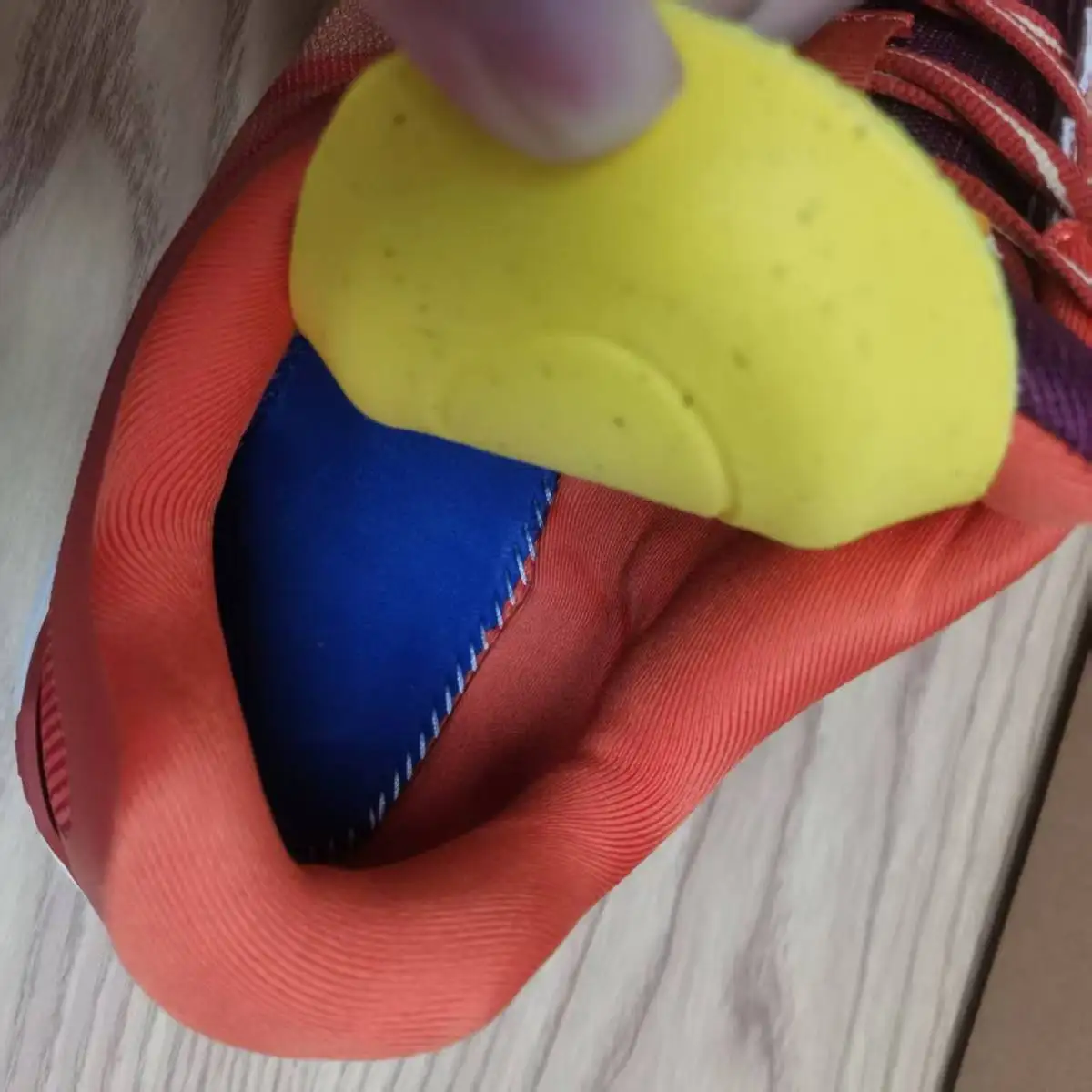 Comfortable men's sports shoes, breathable women's flying knitted running shoes for students and teenagers