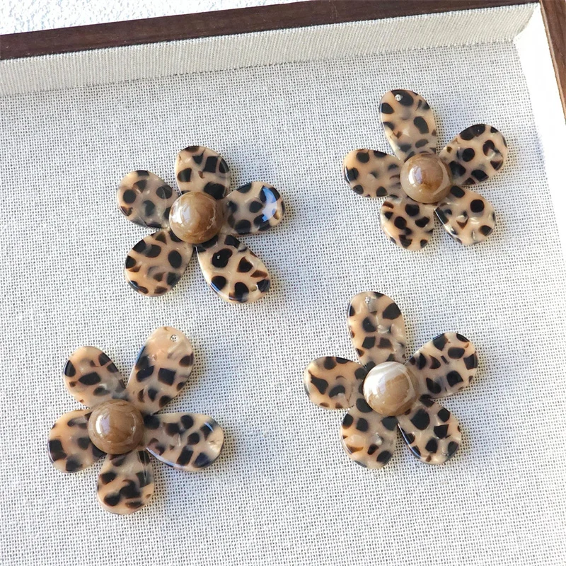 새로 도착한 30 개/몫 컬러 레오파드 패턴 인쇄 만화 꽃 모양 아크릴 비즈 diy 쥬얼리 의류 헤어 액세서리