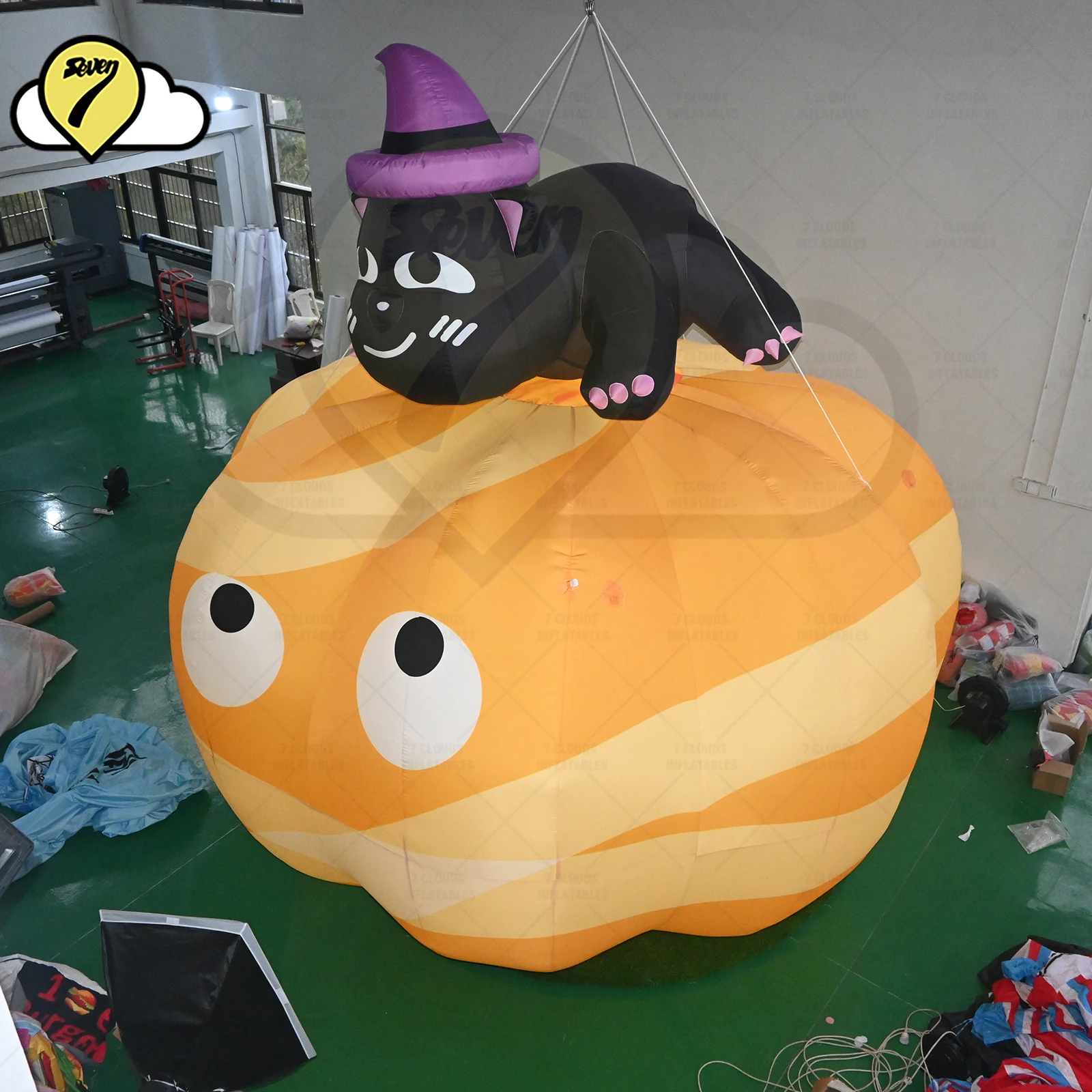 20FT Gaint Halloween aufblasbare schwarze Katze sitzen auf Kürbisballon mit Gebläse-LED für Event-Halloween-Tag der Toten Dekoration