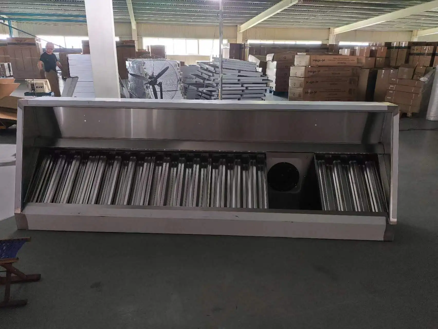 شفاط المطبخ التجاري المصنوع حسب الطلب من الفولاذ المقاوم للصدأ مع فلتر وموتو