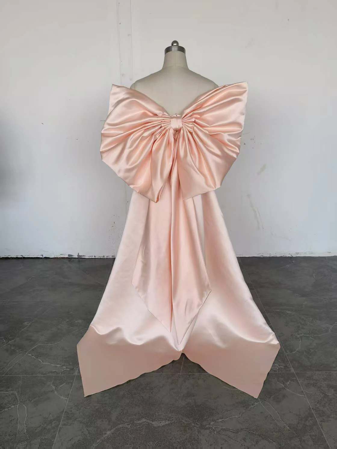 Fuschia Satin Big Bow With Two Layers Long Ribbons Formal Dress Oversize Knots Removable Train For Dresses Cape Customized 2025