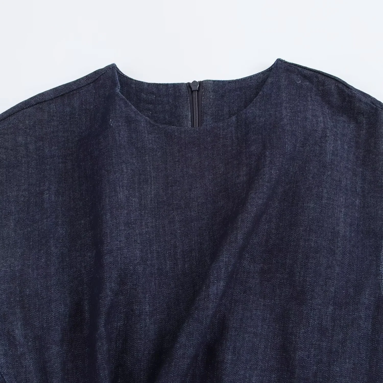 النمط الأوروبي والأمريكي 2025 Dpring فستان نسائي جديد بقصة ضيقة ورقبة دائرية ومرصع بالذهب من قماش الدنيم ميدي