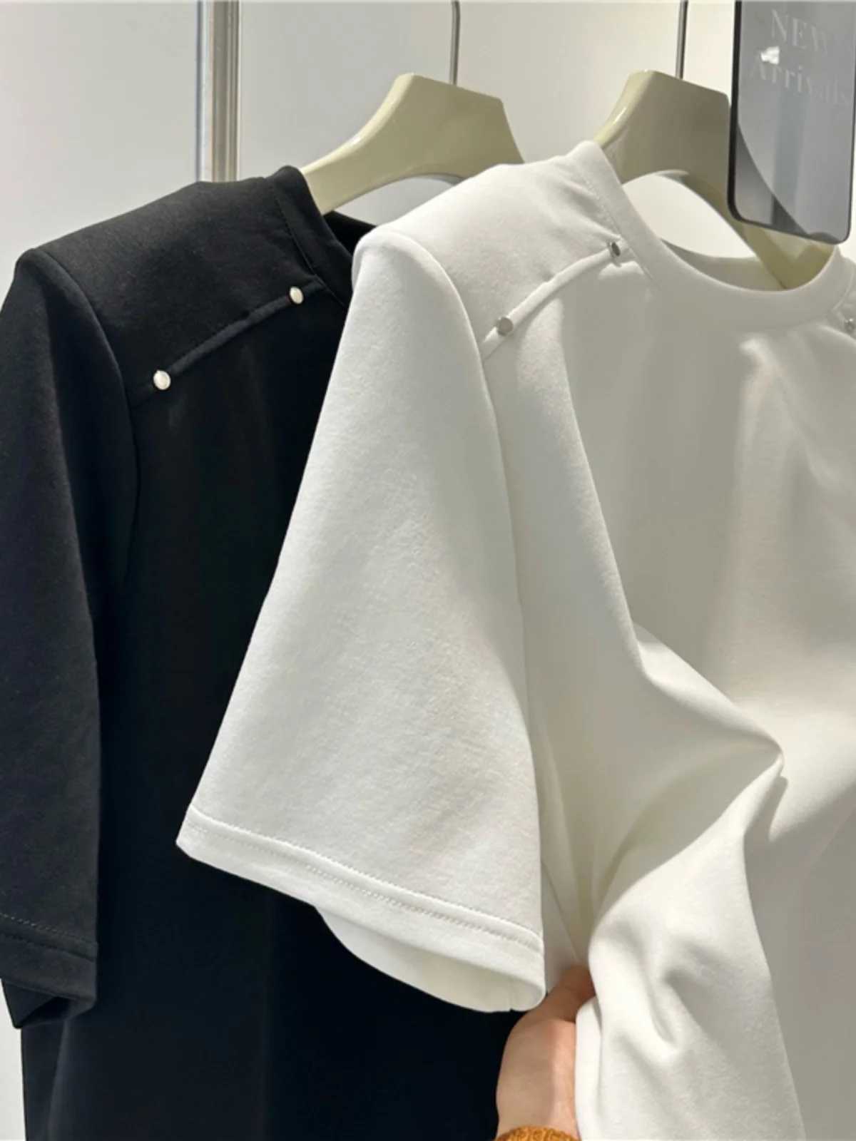 Camiseta Feminina Branca com Ombros Acolchoados e Rebites, Manga Curta, Solta, Efeito Emagrecedor, Top Moderno de Verão, Novo...