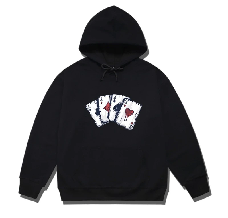 

Стильный и повседневный мужской и женский топ с покерными картами с американским принтом для осенне-зимней коллекции 2025 года.