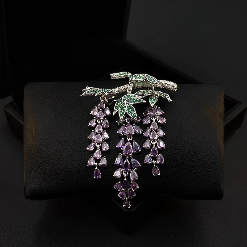 

Vintage Tassel Wisteria Flower Brooch Elegant Women's Delicate Suit Collar Accessory Pin Daily Wear Party Teacher's Day Gift 562