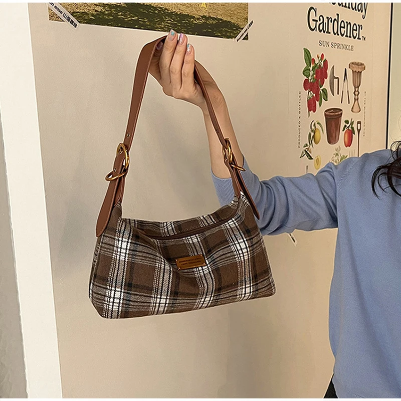 Karierte Hobo-Schultertasche, Retro-Handtasche aus kariertem Stoff, Y2k Vintage-Handtasche, Herbst-Winter-Handtasche für Damen, ideal für den täglichen Gebrauch. – Detail 17