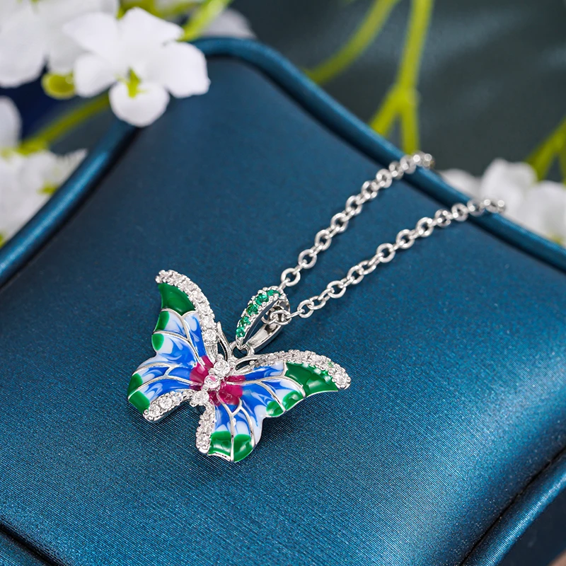 Huitan الملونة المينا عقد بحلية متدلية على شكل فراشة قلادة للنساء رائعة المشاركة الزفاف اكسسوارات الرائعة تشيكوسلوفاكيا العصرية مجوهرات