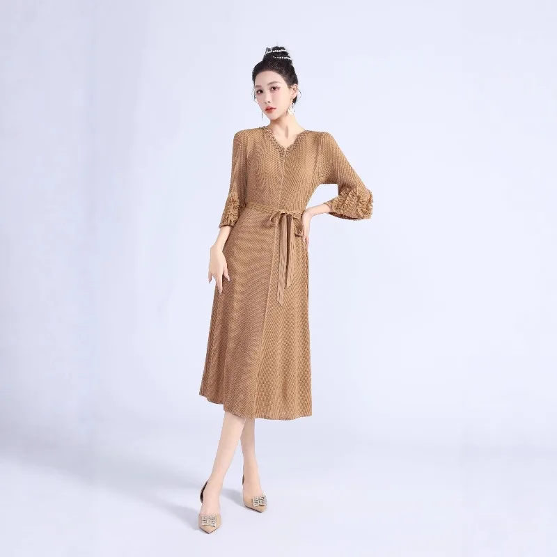 Sukienka damska na wiosnę 2026, długa, plisowana w stylu Miyake, jednolita, z dekoltem w serek, zdobiona koralikami, wiązana, codzienna, uniwersalna, podkreślająca temperament.