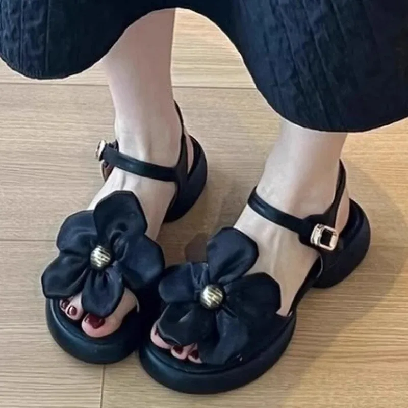 

Женские сандалии на среднем каблуке, летние туфли на каблуке с цветочным узором, дизайнерские классические тапочки, новинка 2025, модные туфли-лодочки с пряжкой, повседневные сандалии Mujer