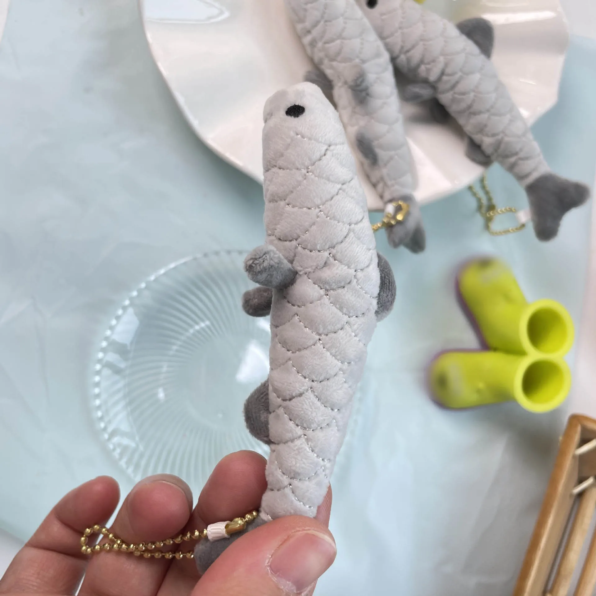 Portachiavi con ciondolo decorativo per borsa in peluche di sardine realistiche carine giapponesi Regali creativi Portachiavi con pesci piccoli in peluche morbido e carino