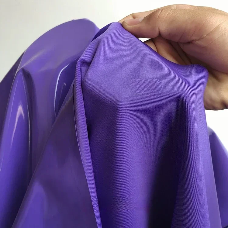 Viola lucido lucido morbido vinile tessuto in pelle verniciata tessuto elastico in PVC materiale per tappezzeria abito 145CM di larghezza venduto al