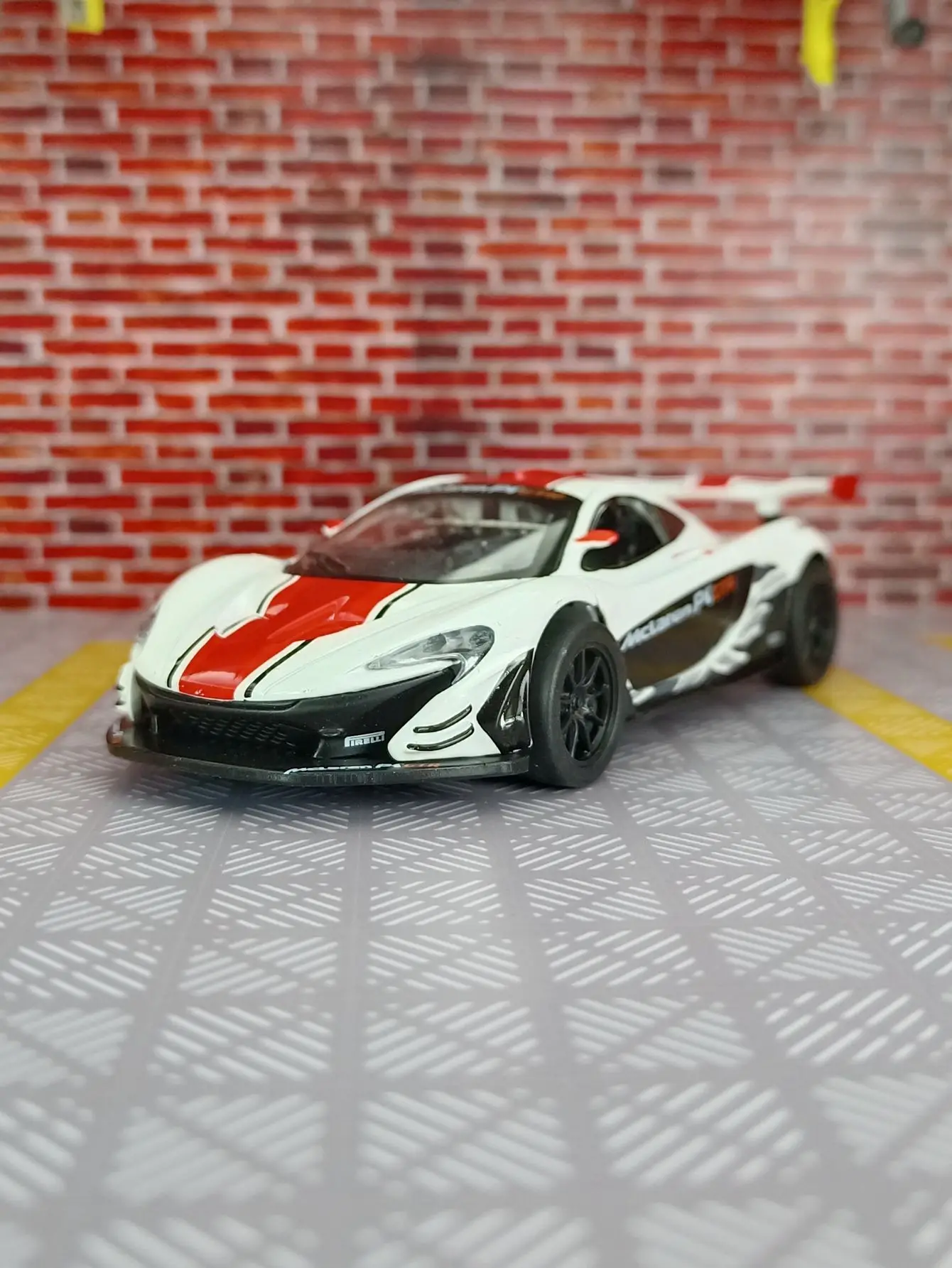 

1:31 McLaren P1 track version alloy car model 2 doors can open children's toy cars fine workmanship and good quality