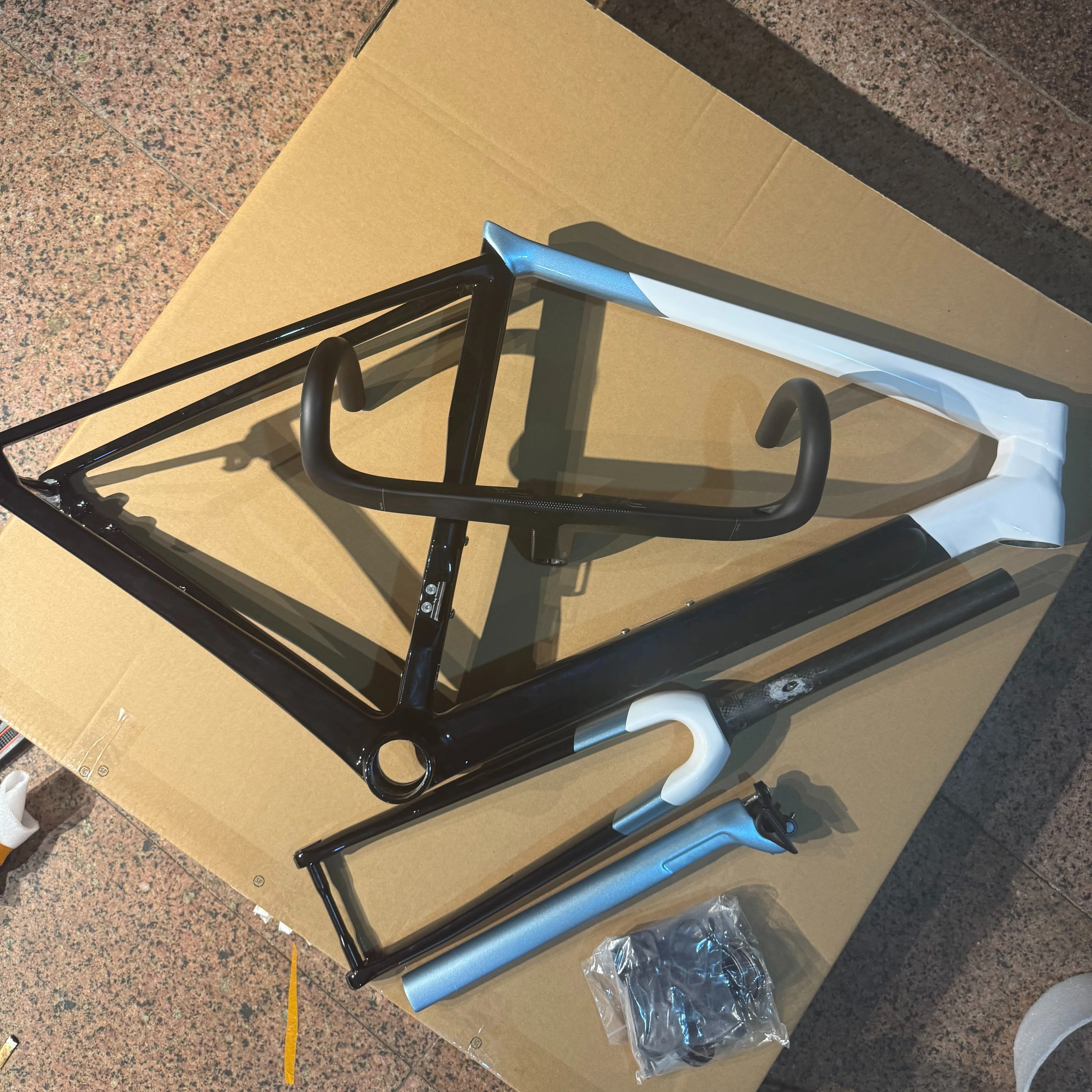 

C68 Carbon Fiber Road Bike Frame Disc Brake White-Blue Bicycle Frame T47 Full Carbon Fiber Road Bike Frame Racing Frame Handlebar