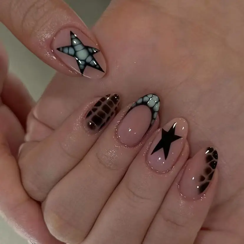 

10PCS Sweet Cool Black Stars Handmade Press on Nails with Serpentine Pattern French Fake Nails Wearable Short Oval False Nails