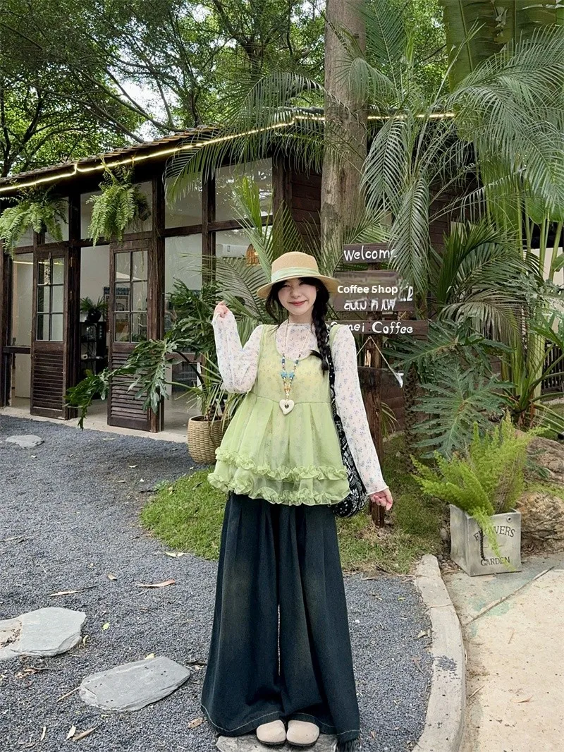 

Антивозрастной комплект из трех предметов: базовая футболка, джинсовая рубашка с высокой талией и длинным рукавом, топ с круглым вырезом. Женская модная летняя одежда.