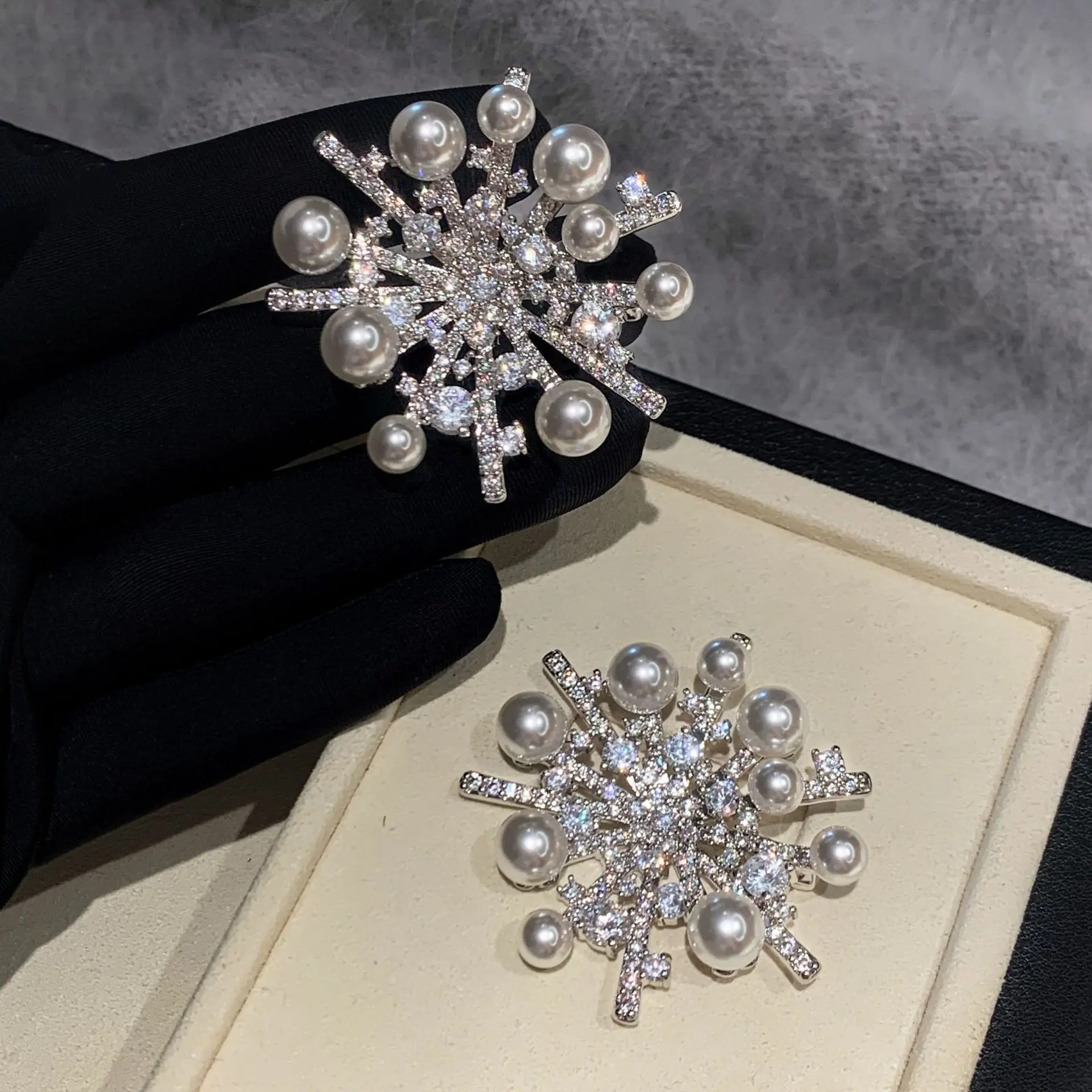 Neueste Unisex High-End Schneeflocken-Brosche mit Perlen und Zirkonia, funkelnde Strass-Anstecknadel für Anzüge, Party-Reversnadel, Hochzeit