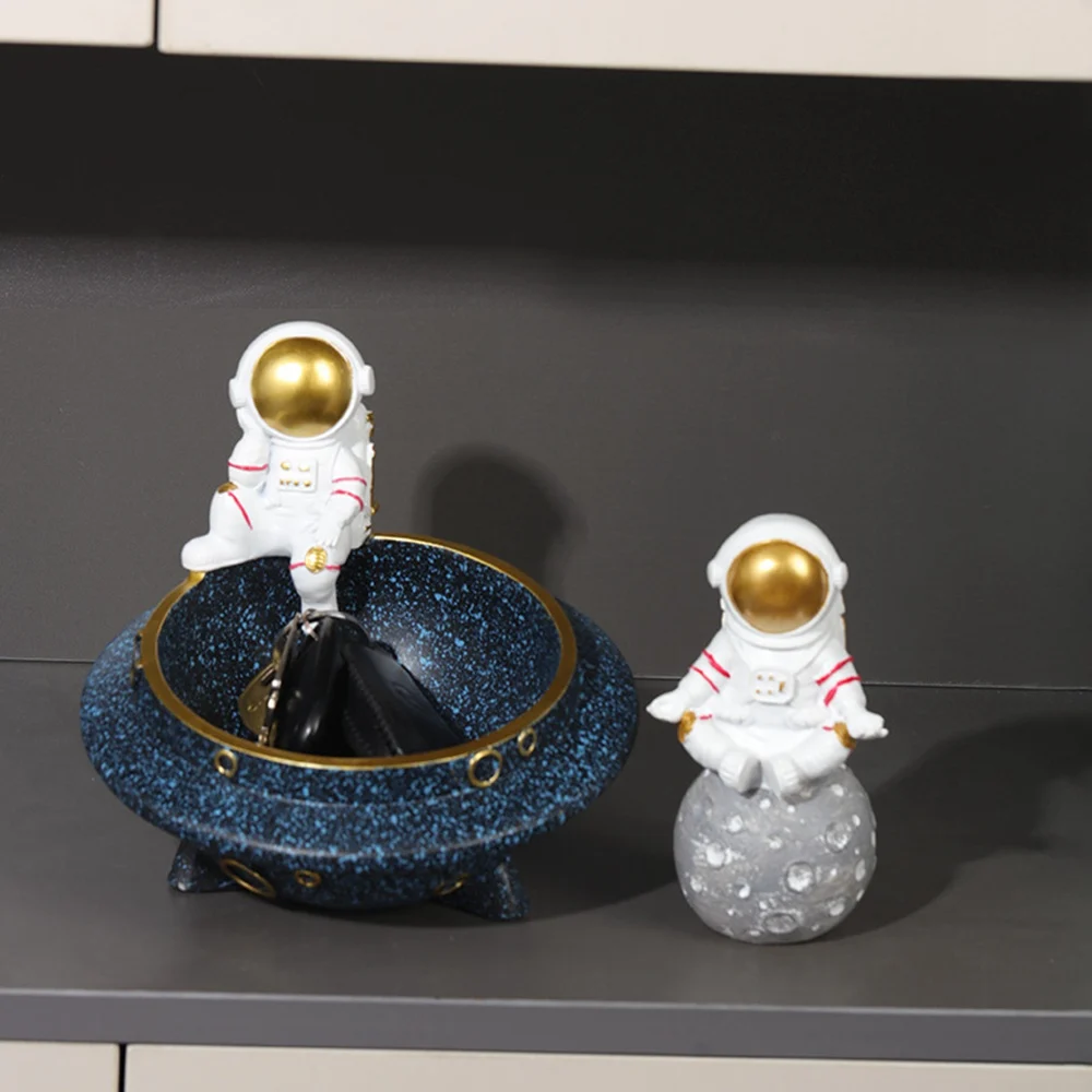 

1 Astronaut key storage household resin ornaments handicrafts decorative astronaut Statue Room Bookshelf Home Office Bedroom