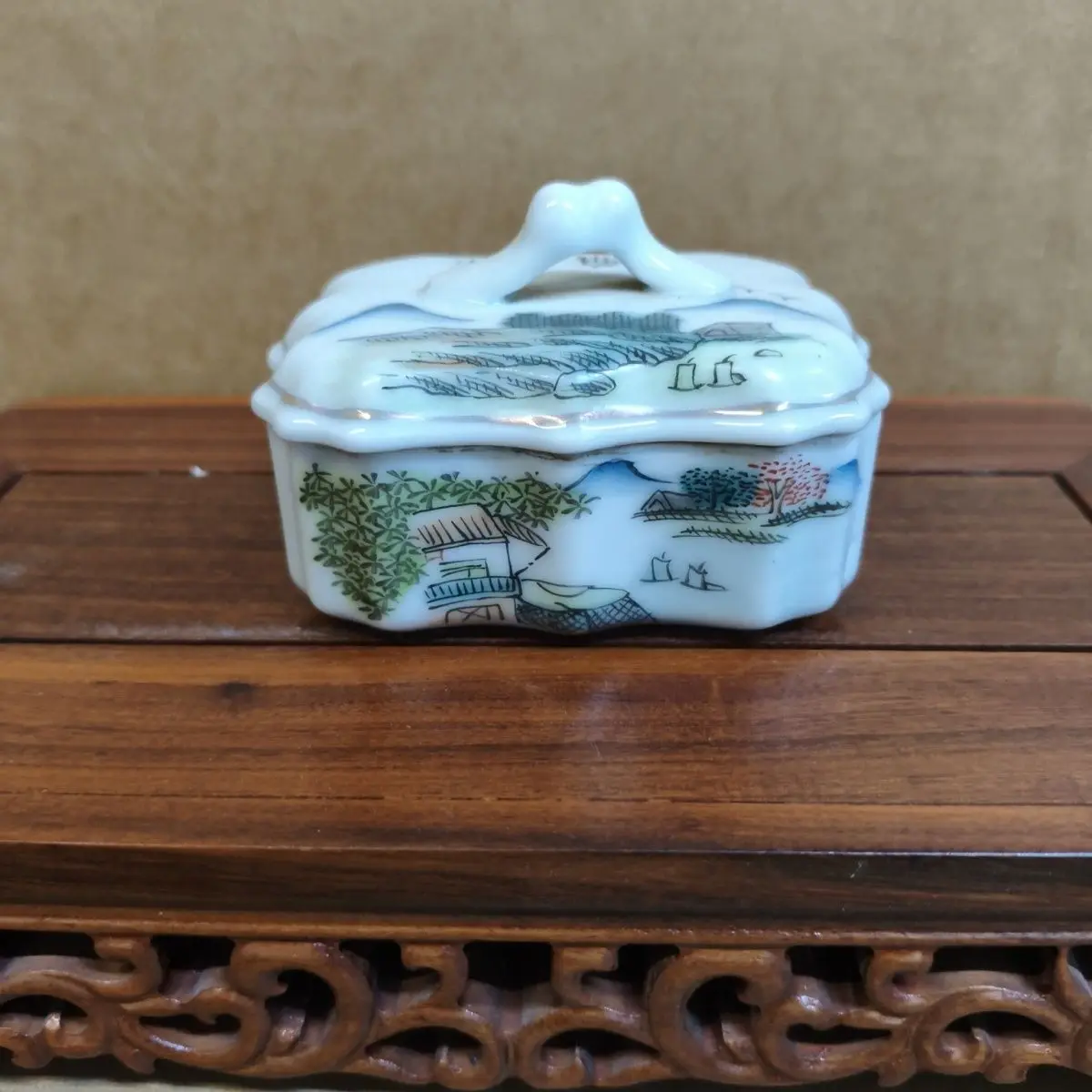 Vintage Collection Fine Hand Painted Mountain And River Landscape Design Soap Holder Decorative Storage Box