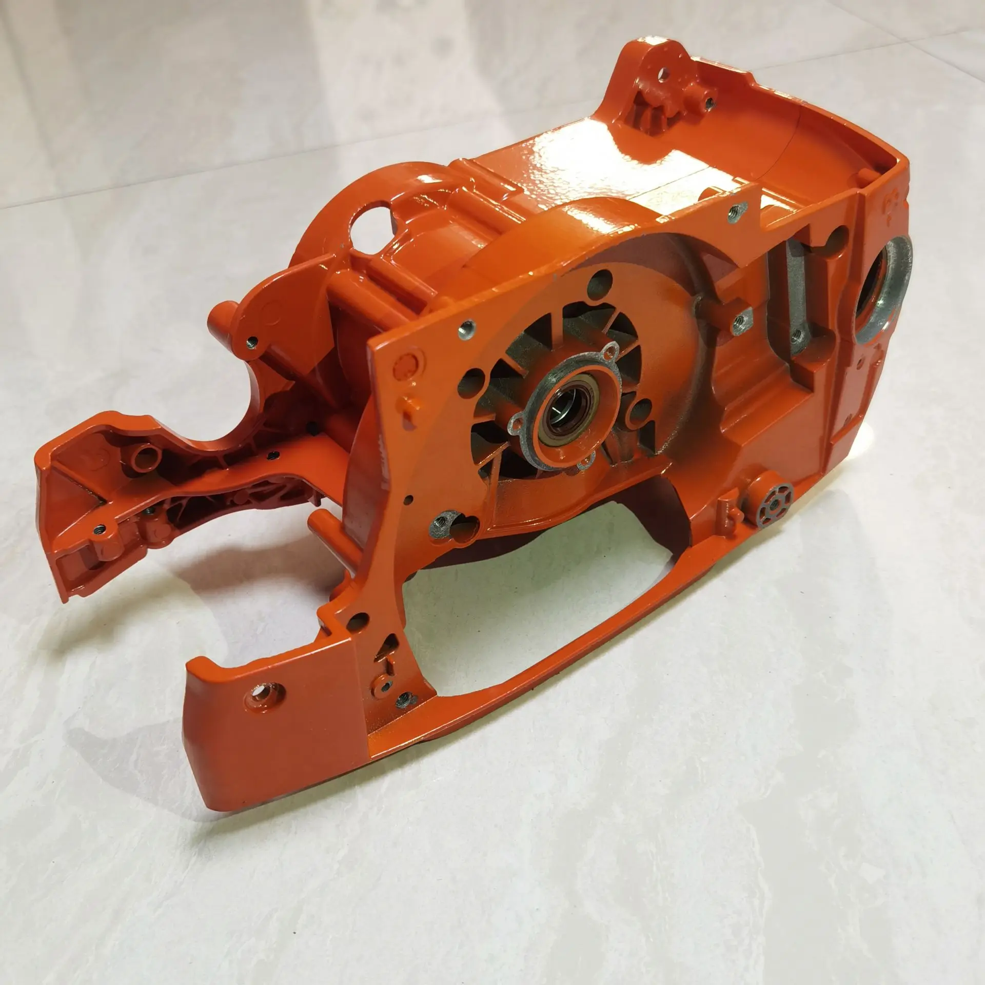 Carter motore alloggiamento serbatoio olio adatto for motosega HUS 137 142 parte 530071991Accessori