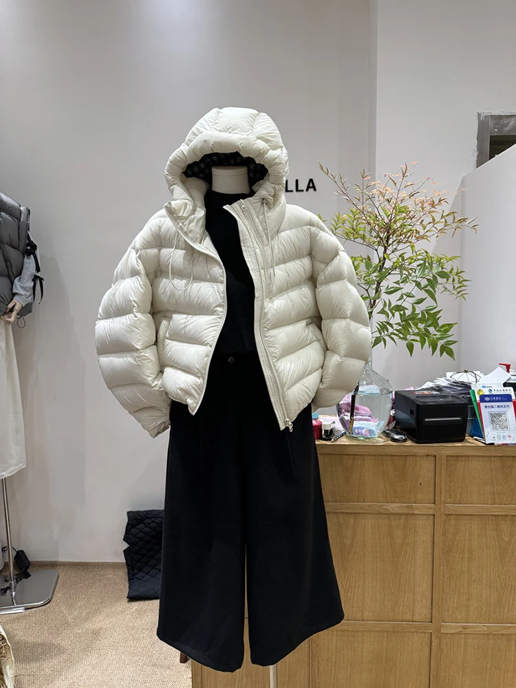 2025 inverno nuova versione coreana piumino da donna stile corto con cappuccio 90 piumino d'anatra bianco caldo cappotto leggero alla moda