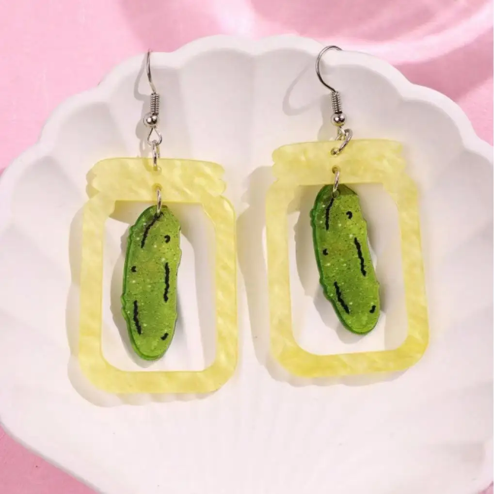 1 par de pendientes de pepinillos acrílicos de dibujos animados lindos personalizados únicos y creativos para mujeres, adecuados para festivales y fiestas