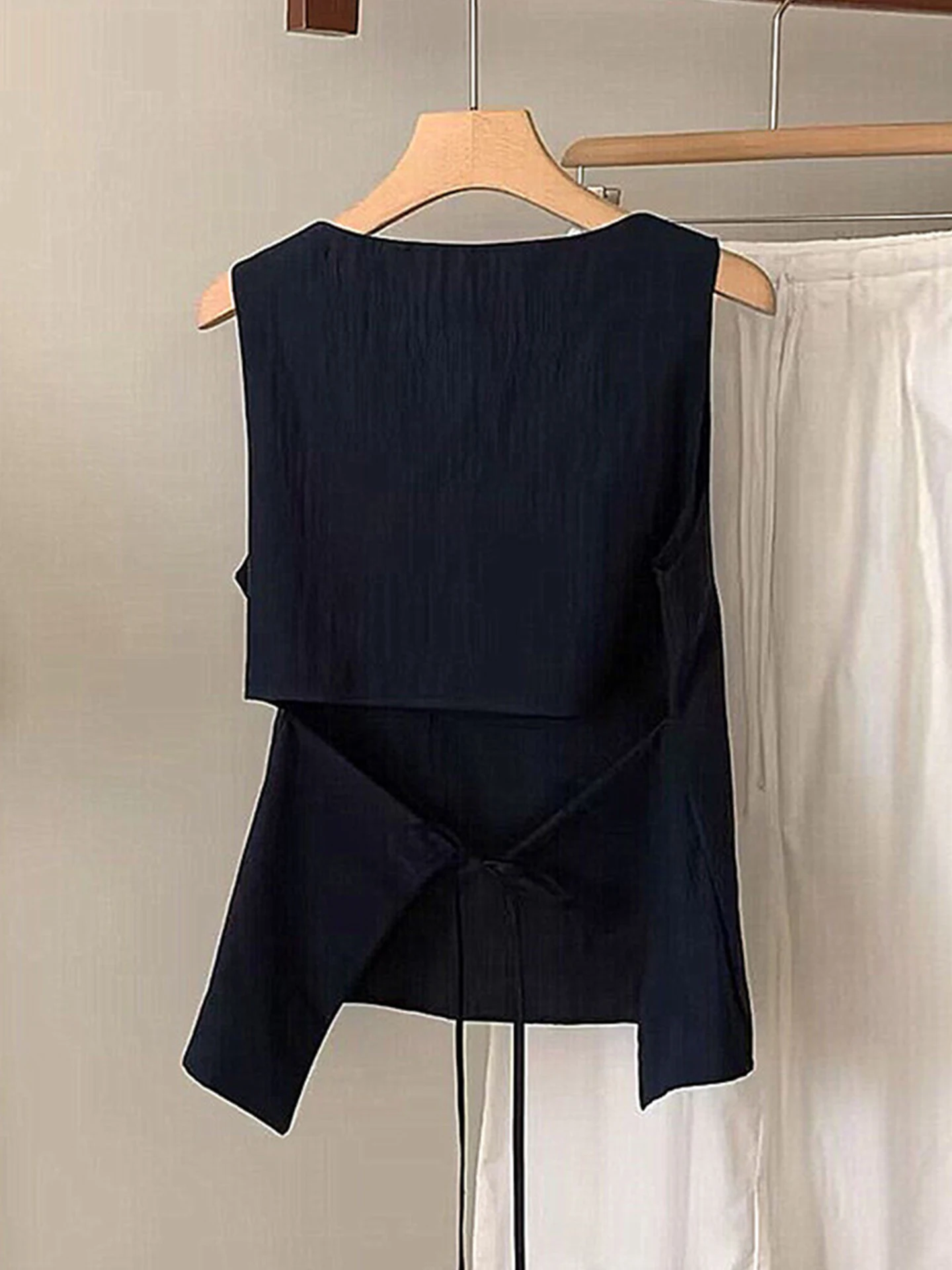 

Summer 2026 Women's Design Sensation Square Collar Sleeveless Strap Vest Shirt Back Hollow out Belted Shoulder Top Casual Style