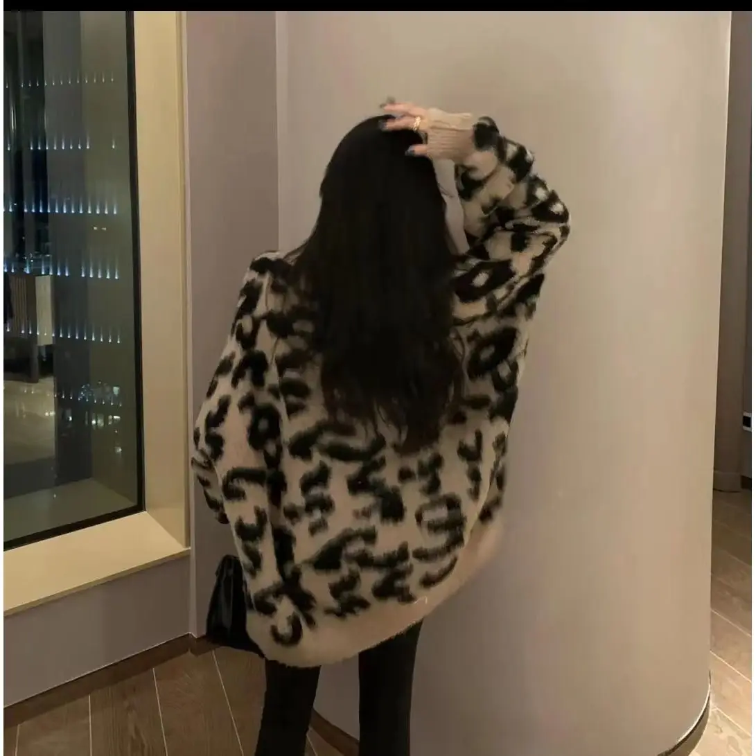 女性のロングヒョウ柄ニットセーター新しい秋冬ルーズファッションセーター V ネック長袖カーディガンコート