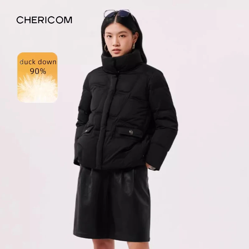 Chericom سترة منتفخة قصيرة الوقوف طوق مبطن رفرف جيب تفاصيل 2025 جديد الأبيض بطة أسفل معاطف الشتاء سميكة Y298109Y