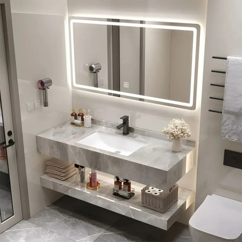 Nowoczesny szary zestaw mebli łazienkowych do montażu na ścianie z kamiennym blatem, ceramicznym umywalką, inteligentnym lustrem i kombinacją baterii.