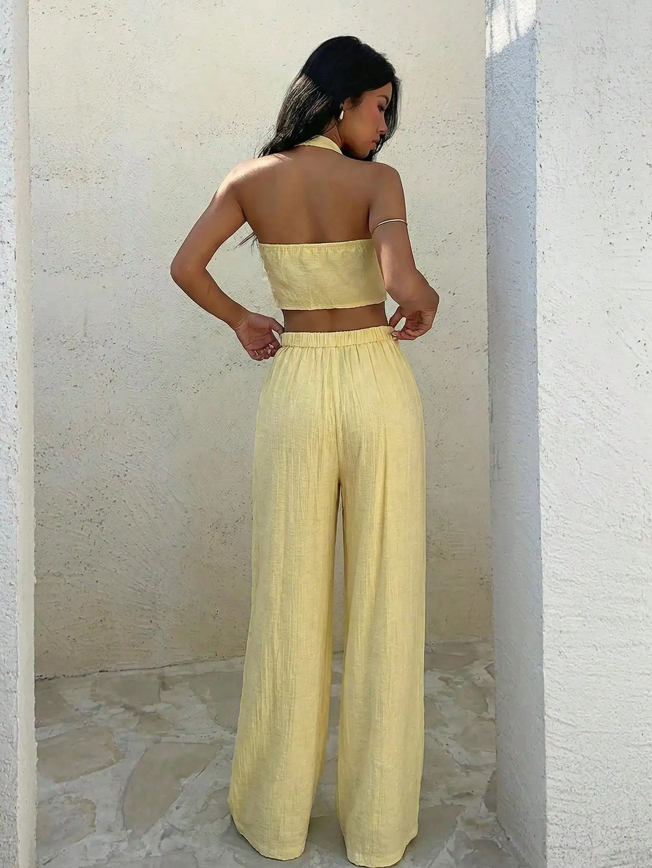 

Желтый льняной комплект из 2 предметов: укороченный топ с воротником-халтер и широкие брюки для летнего повседневного образа в стиле бохо