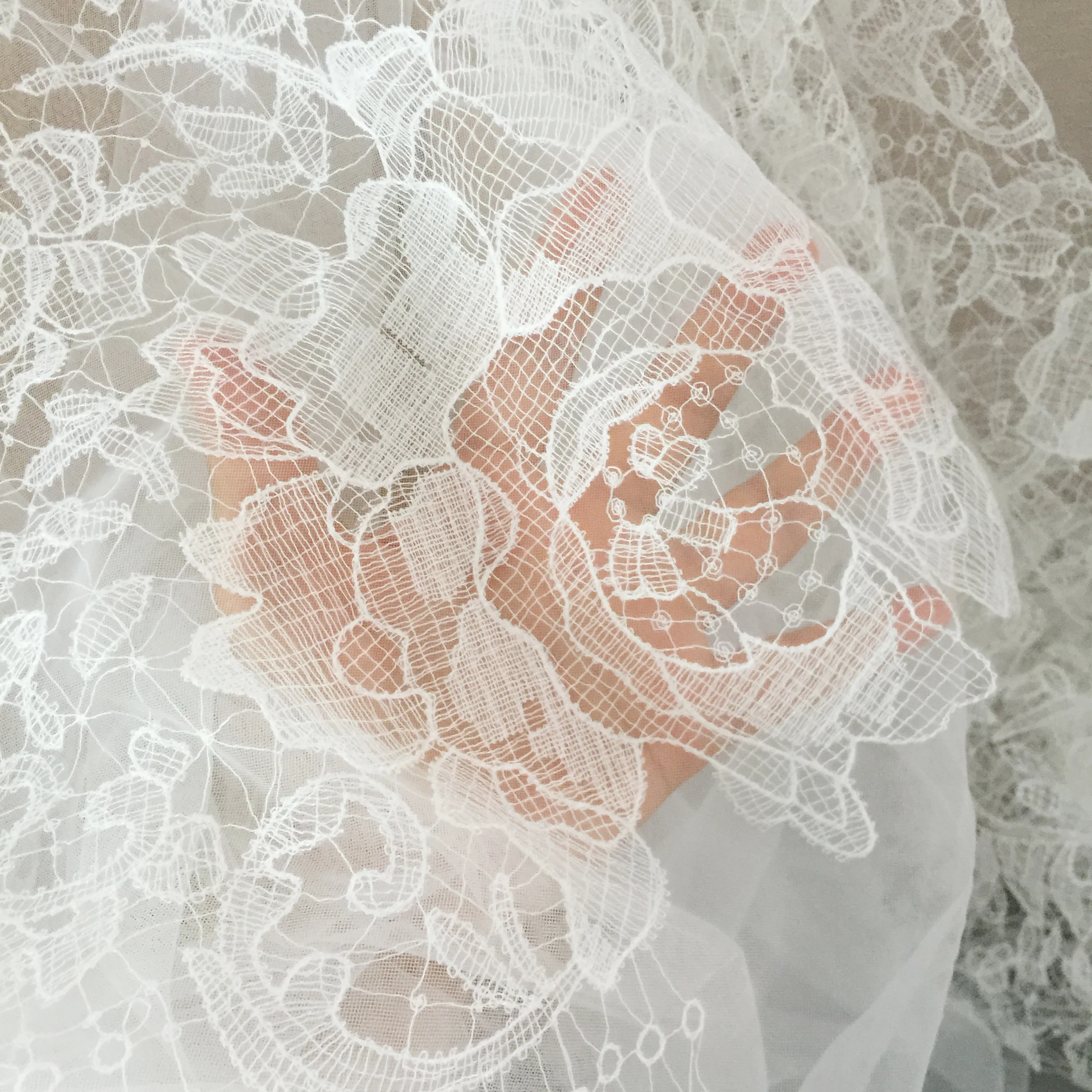 1 Yard Elfenbein Exquisite Alençon-Spitze Stoff mit Häkeln Muster Floral Emrboidery Stoff für Hochzeit Kleid, Spitze Caps – Detail 10