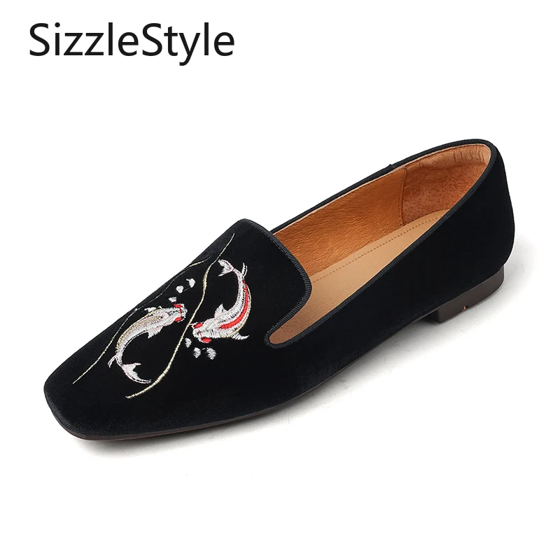 

Модные удобные женские туфли без шнуровки на плоской подошве из бархатной ткани с квадратным носком и вышивкой «рыба»