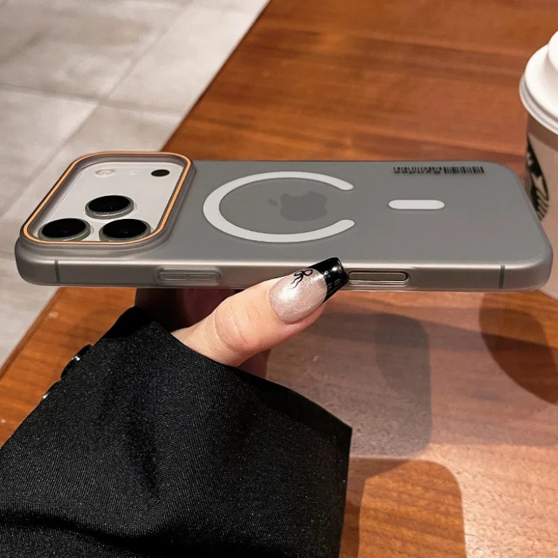 حافظة هاتف شفافة مغناطيسية غير لامعة لهاتف آيفون 12 13 14 15 Plus 16 17 Pro Max Air رفيعة للغاية مقاومة للصدمات غطاء كمبيوتر صلب