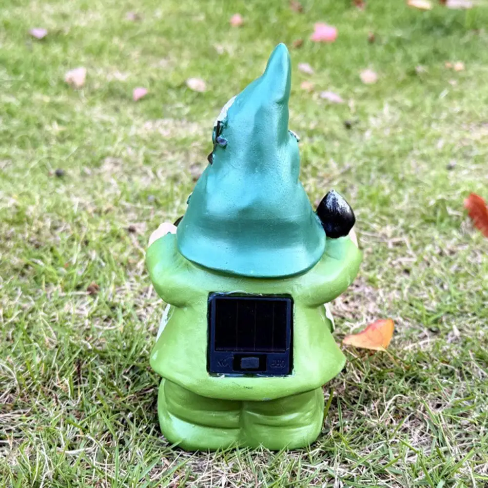 Weather-resistant Gnome Figurine Garden Gnome Statue with Solar Lights Resin Outdoor Gnome Sculpture Holding Waterproof Yard