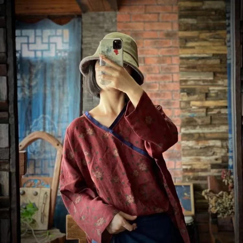 بلوزة نسائية من القطن برقبة على شكل V وأكمام طويلة قميص فضفاض 2025 خريف ريترو مطبوع عليه زهور سترة غير رسمية للخريف مقاس كبير