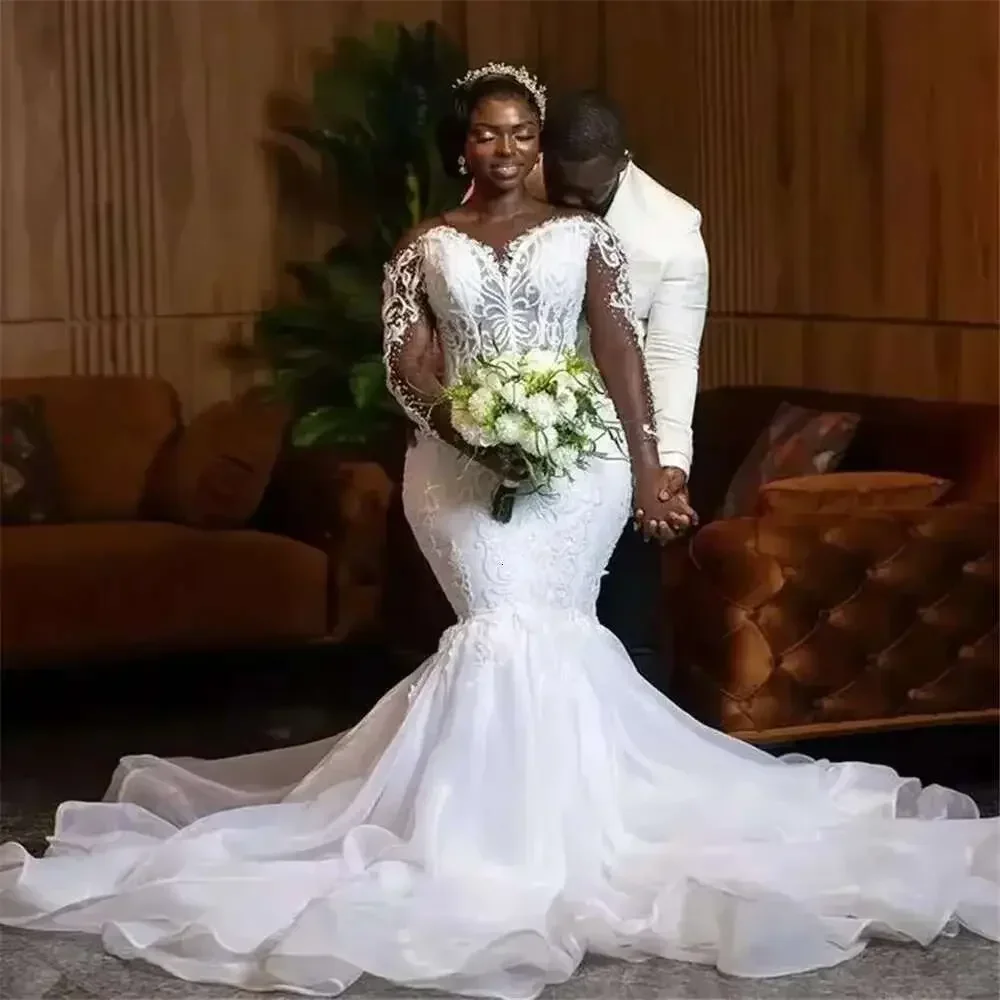 Maßgeschneiderte Afrikanische Weiße Hochzeitskleider Langarm Transparenter Ausschnitt Kristalle Perlen Braut Hochzeitskleid Spitzenapplikation Brautkleider