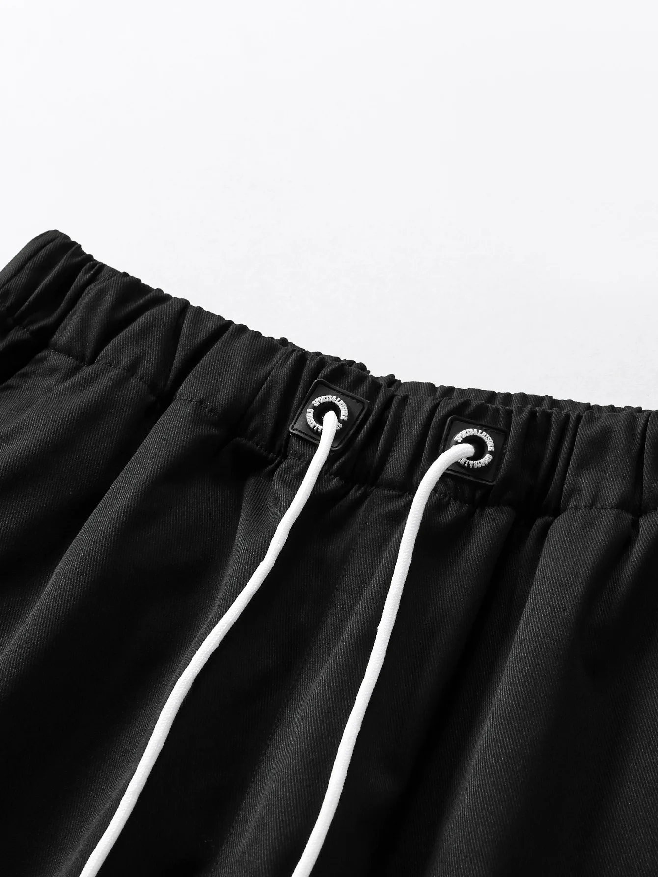 Pantalones cortos casuales con logotipo bordado para hombre, drapeados lisos, suaves antiarrugas, tela cómoda, modernos y versátiles, transpirables y agradables para la piel, adecuados para deportes al aire libre, ejercicio y fitness, uso diario