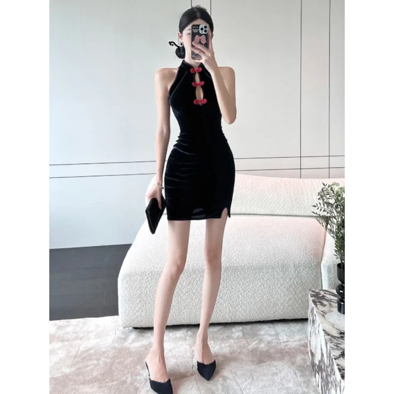 يتميز مجموعة الخريف الجديدة بفستان شيونغسام قصير أسود مخملي مثير وساخن للفتيات للنساء