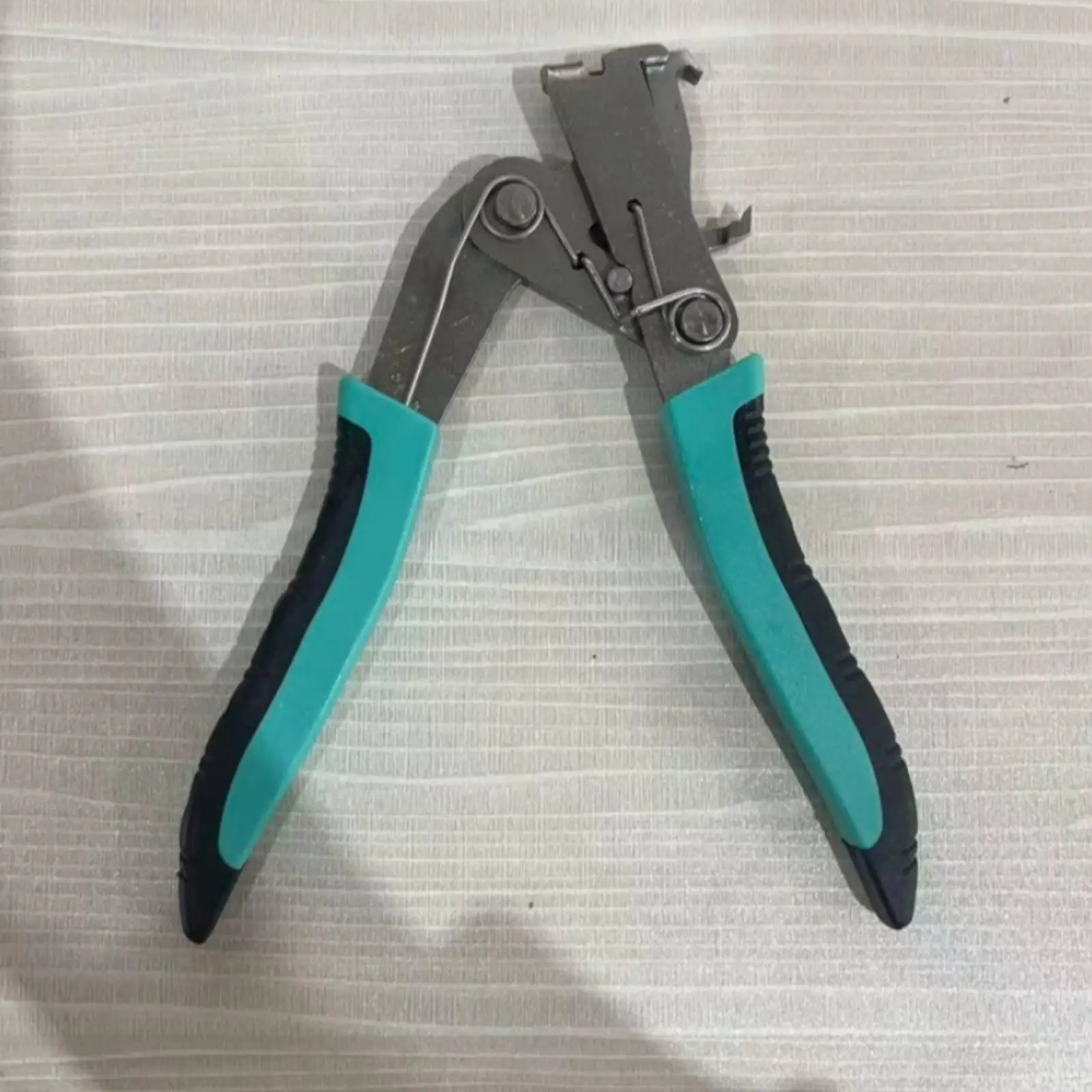 Car Clip Remover Automotive Crimping Pliers Professional Clip Puller Tool for Vehicle Interior Trim Panel Repair view 4