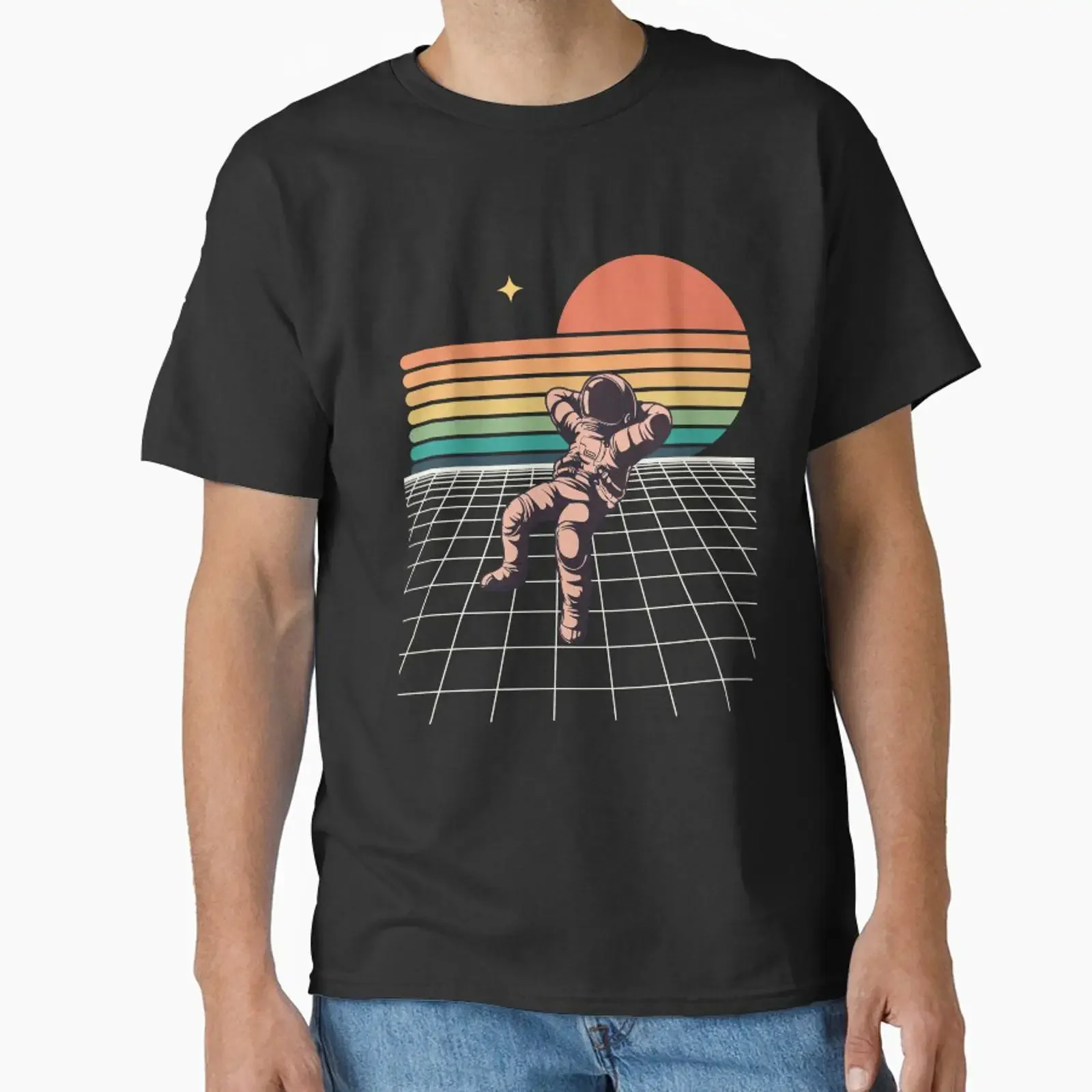 Vêtements de créateur unisexes polyvalents, style rétro années 80, motif astronaute, conçus et vendus par Fylios, vintage, effet délavé, légèrement doux, graphiques et tendance.