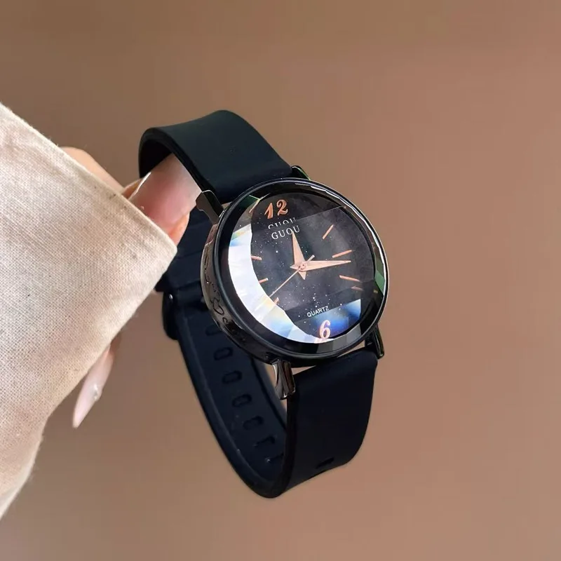 ElegantWomen'S WristwatchA Fashionable And Trendy KoreanStyle WatchWith A SimpleSilver And PinkLeatherStrap And Quartz Movement.