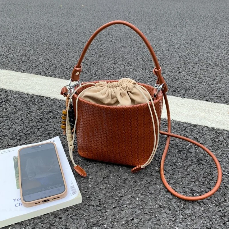 حقيبة يد نسائية من الطبقة العليا مصنوعة من جلد البقر، عصرية لاتفيا، مظهر يومي أنيق وواسع