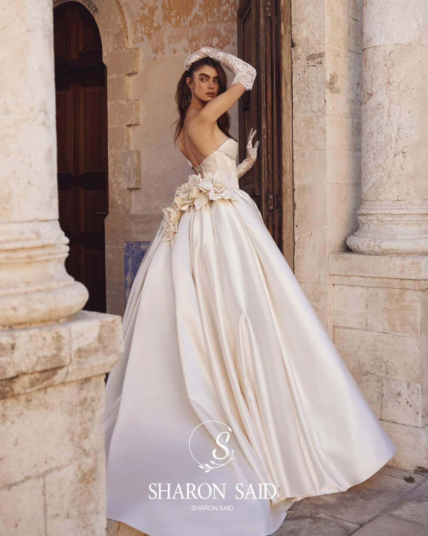 Sharon Said Elegancka suknia ślubna 3D Flowers Pearl Satin Off White 2025 Gorset bez ramiączek Suknia balowa Suknie panny młodej SW083 Dostosowane