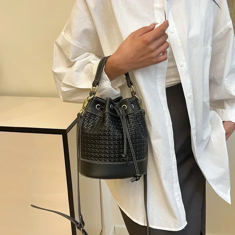 حقيبة دلو منسوجة على الطراز القديم لعام 2025 - حقيبة كتف نسائية ذات سعة كبيرة مع حقيبة هاتف قابلة للفصل #4