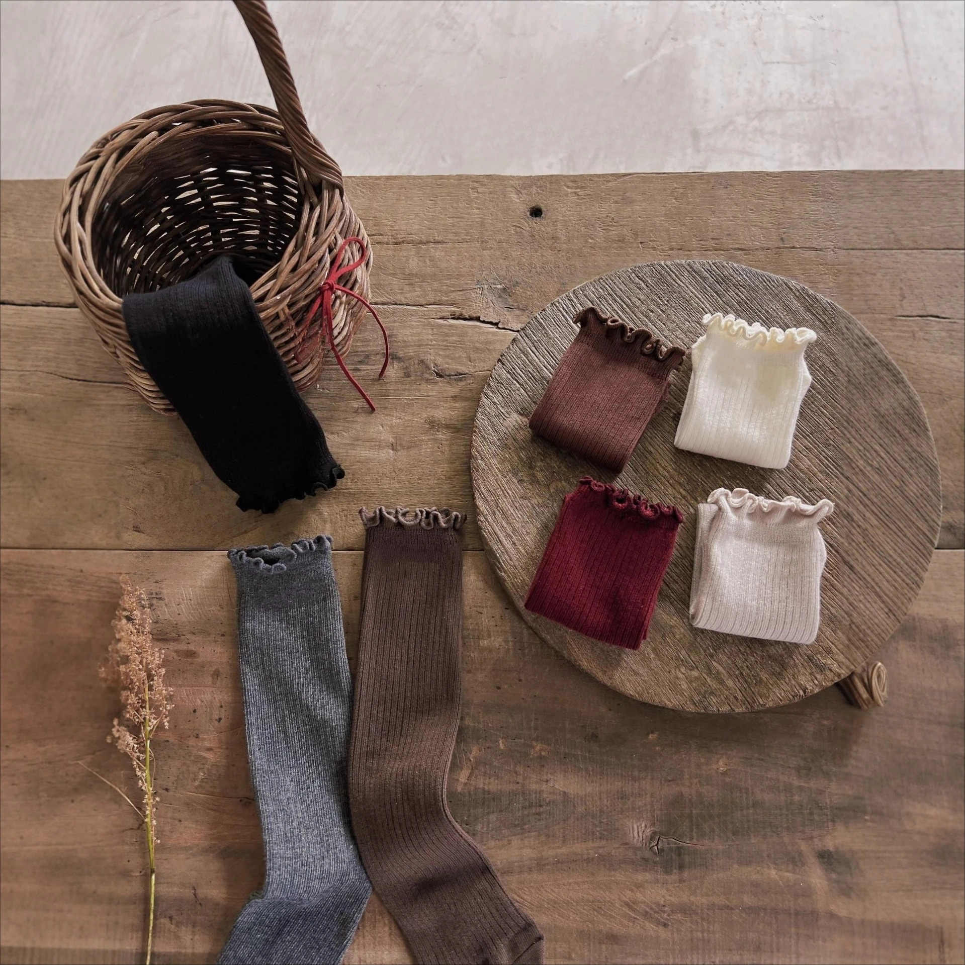 

Носки для девочек, модные кружевные носки средней длины, осень 2023, новый продукт, универсальные длинные хлопковые носки в стиле ретро, мягкие и удобные